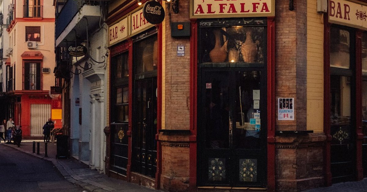 Reserva catas y compra en queserías artesanales de Sevilla
